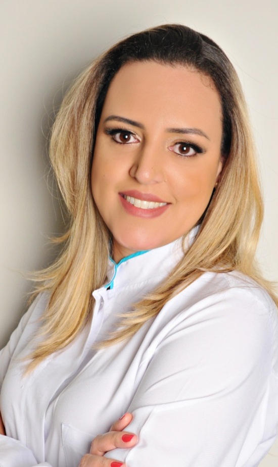 Dra. Débora Brandão Velasco, fisioterapeuta e acupunturista da Clínica Levittá, de jaleco branco